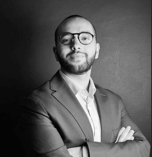 Hamza Boufous, architecte et fondateur de HBA Studio, portrait en noir et blanc