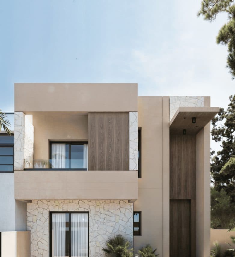 Façade d'une villa contemporaine à deux niveaux, enduit clair et bois