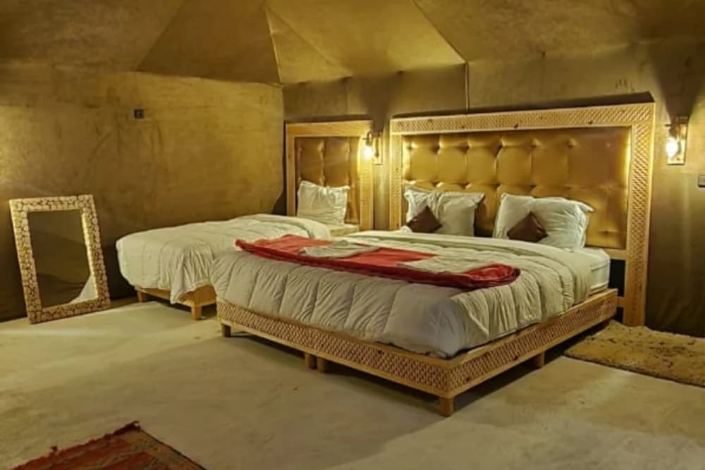 Bivac de Lujo en Merzouga – Paseo en Camello + Cena y Espectáculo + Baño Privado + Sandboard Gratis