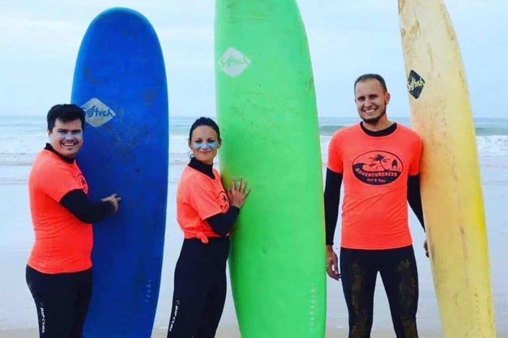 Estancia de Surf de 1 Semana en Taghazout – 5 Días de Clases de Surf + Comidas Completas + 2 Sesiones de Yoga + Alojamiento