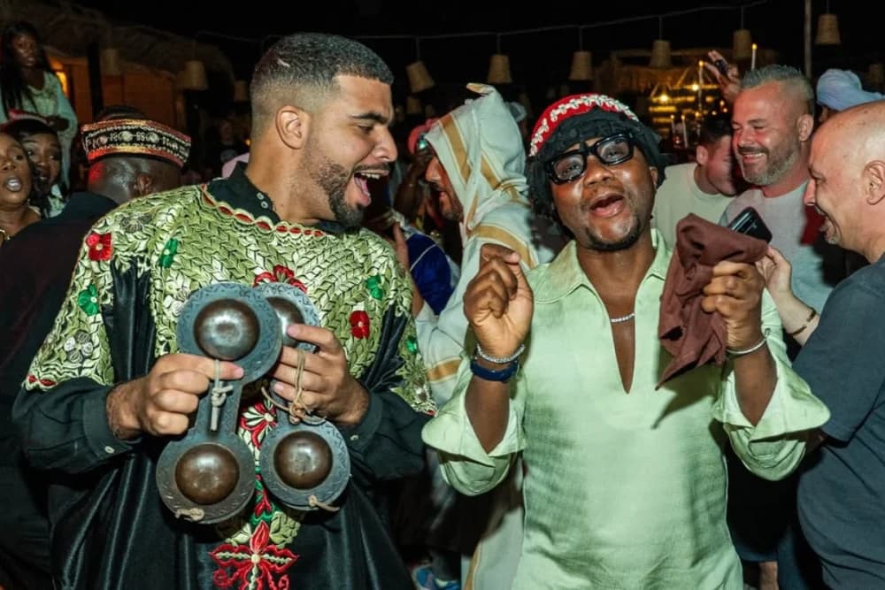 Cena y Espectáculo en Marrakech en la Palmeraie – Moul 3afia, Gnaoua y Bailarina